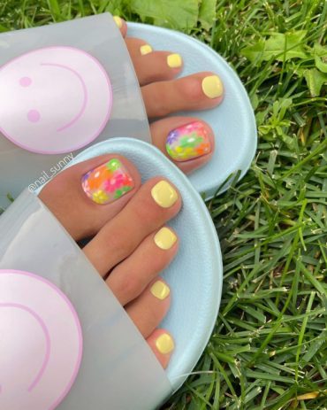 Trendy Pedicure Designs Flower Pastel Yellow Pedicure