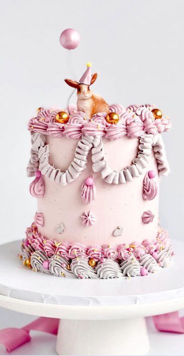 Vintage Inspired Lambeth Cakes That Re So Trendy Grey And Pink