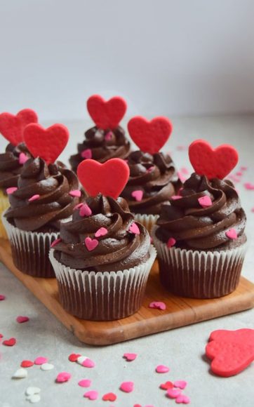 30 Cute Valentine S Day Cupcakes Chocolate Swiss Meringue Buttercream