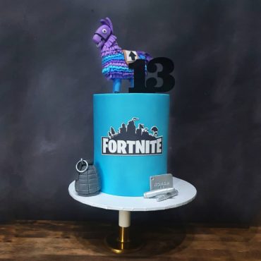 Fortnite Cake Ideas To Inspire You Simple Blue Cake Topped With Loot