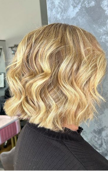 25 Wavy Bob Hairstyles For The Warm Season Honey Blonde Wavy Bob