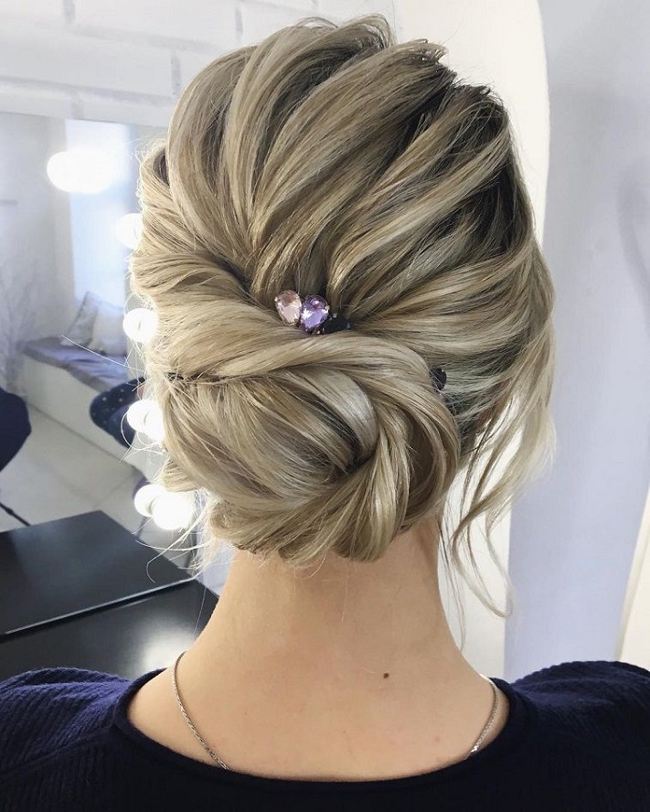 Textured updo, updo wedding hairstyles,updo hairstyles,messy updos #weddinghair #wedding #hairstyles #updowedding #weddinghairstyles