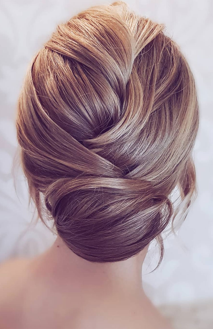 Gorgeous wedding updo hairstyle perfect for ceremony and reception - Messy updo bridal hairstyle for rustic wedding,wedding hairstyles #weddinghair #hairstyles #updo #bridalhair #promhairstyle #texturedupdo #messyupdo
