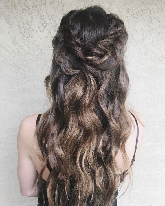 43 Gorgeous Half Up Half Down Hairstyles That Perfect For A Rustic Wedding