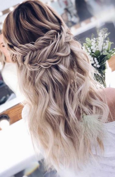 43 Gorgeous Half Up Half Down Hairstyles That Perfect For A Rustic Wedding