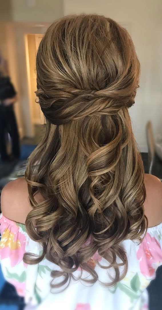 What are mother of the bride and groom hairstyle trends 2023  chic hairdo  ideas for mature ladies