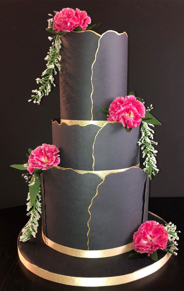 moody wedding cake, black and gold wedding cake, wedding cakes , wedding cake ideas #weddingcakes