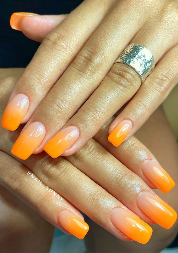 Ombre orange nails: Sự kết hợp hoàn hảo giữa từng tông màu cam sẽ cho bạn một bộ móng tay độc đáo và thu hút mọi ánh nhìn.
