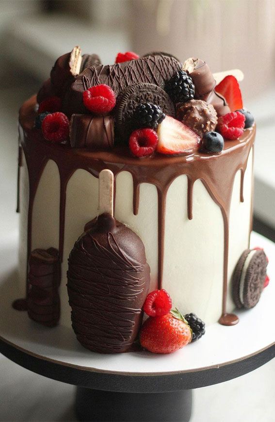 white cake with chocolate drip, birthday cake, cake designs 2020, cake ideas, buttercream cake, buttercream cake ideas, birthday cake ideas #birthdaycake