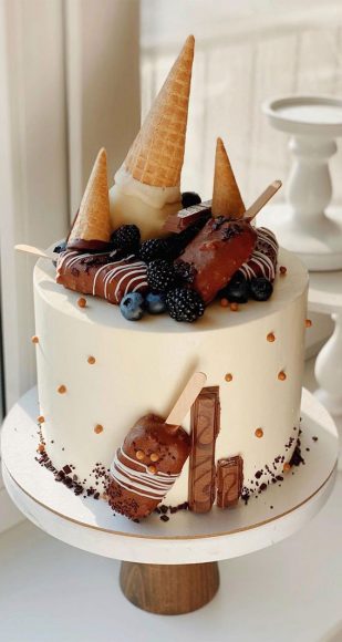54 Jaw-Droppingly Beautiful Birthday Cake : White smooth cake