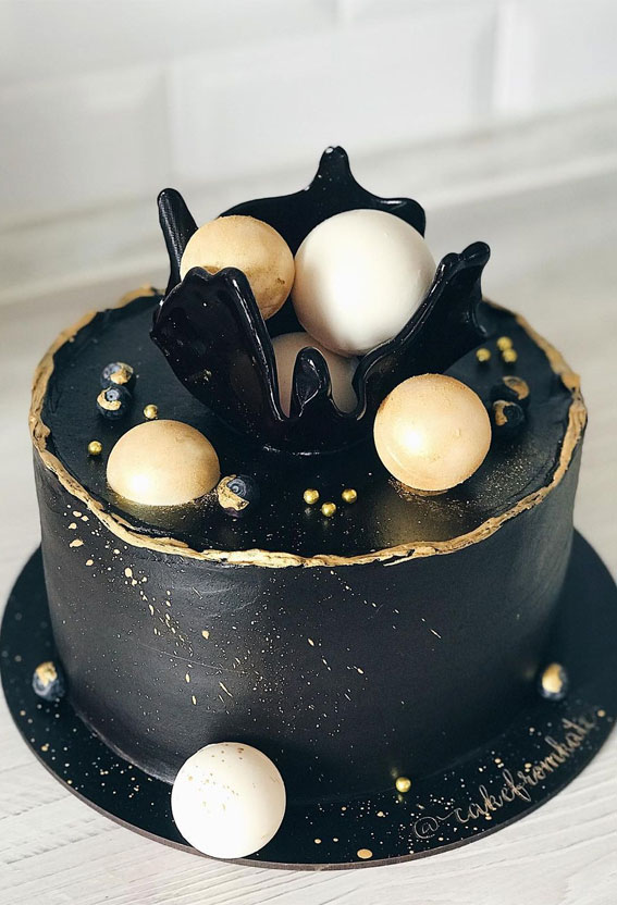 43 Cute Cake Decorating For Your Next Celebration : Rustic Buttercream Black  and Gold Cake