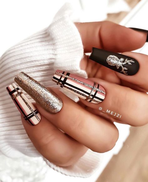 25+ Christmas Nails 2020 : Glitter and plaid Christmas nails design