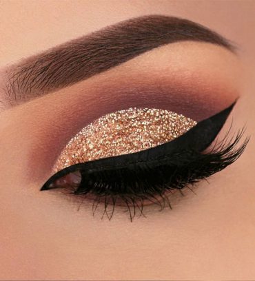 Best Eye Makeup Looks for 2021 : Shimmery gold eyeshadow