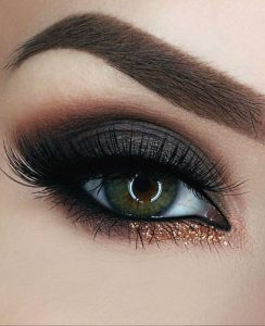 Best Eye Makeup Looks for 2021 : Smokey with glitter gold