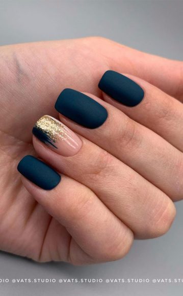 Creative &amp; Pretty Nail Trends 2021 : Matte Black and Glitter gold on