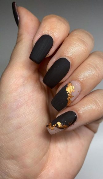 Creative & Pretty Nail Trends 2021 : Matte Black Nails