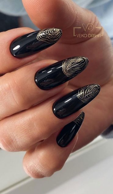 Creative & Pretty Nail Trends 2021 : Wood grain inspired black nails