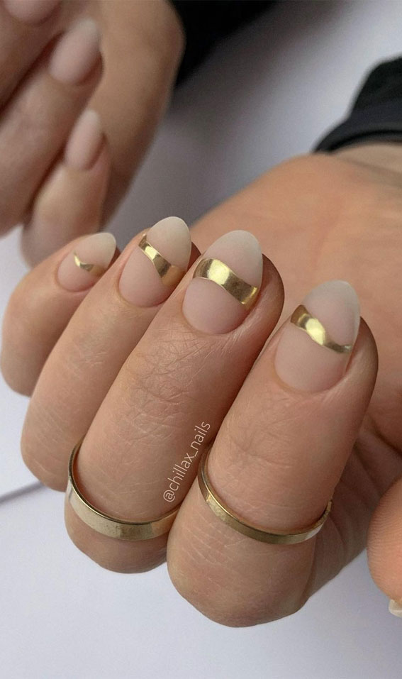 Cute Spring Nails That Will Never Go Out Of Style : Matte nude nails with gold accent design