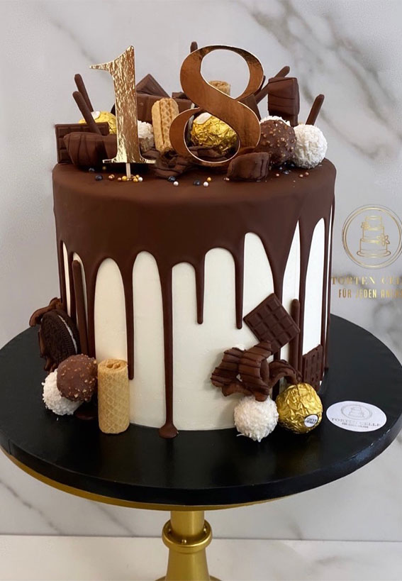 Pretty cake decorating designs we’ve bookmarked : White Buttercream with Chocolate Drips