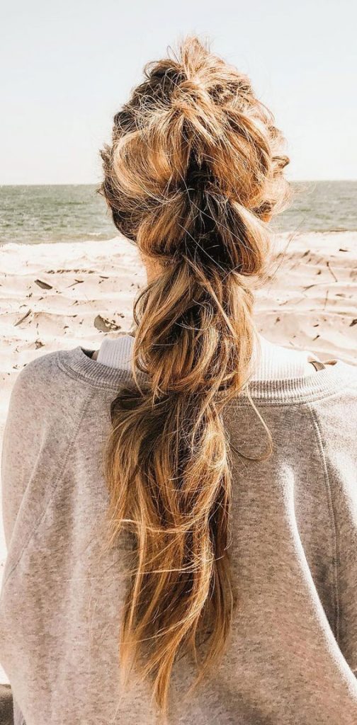 Cute braided hairstyles to rock this season : Chunky pull through braid