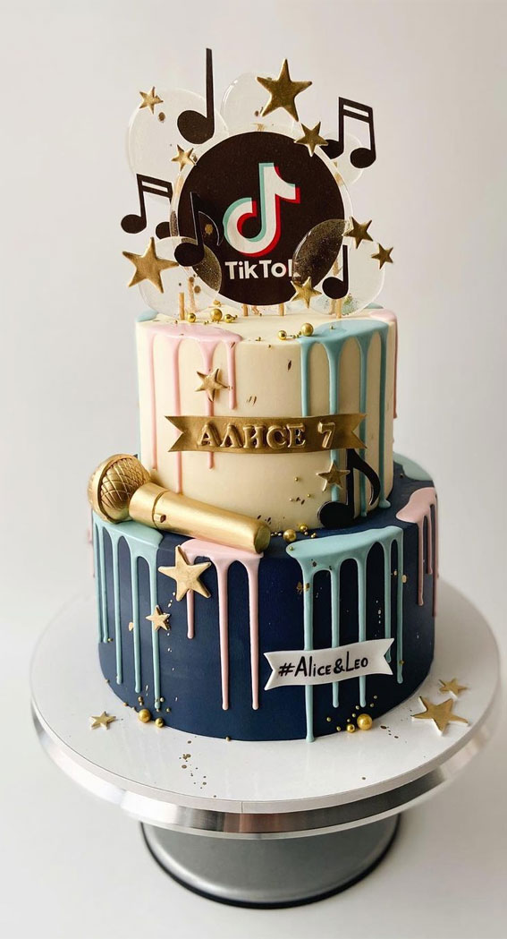 Pretty cake decorating designs we’ve bookmarked : Ivory & Navy Blue TikTok birthday cake