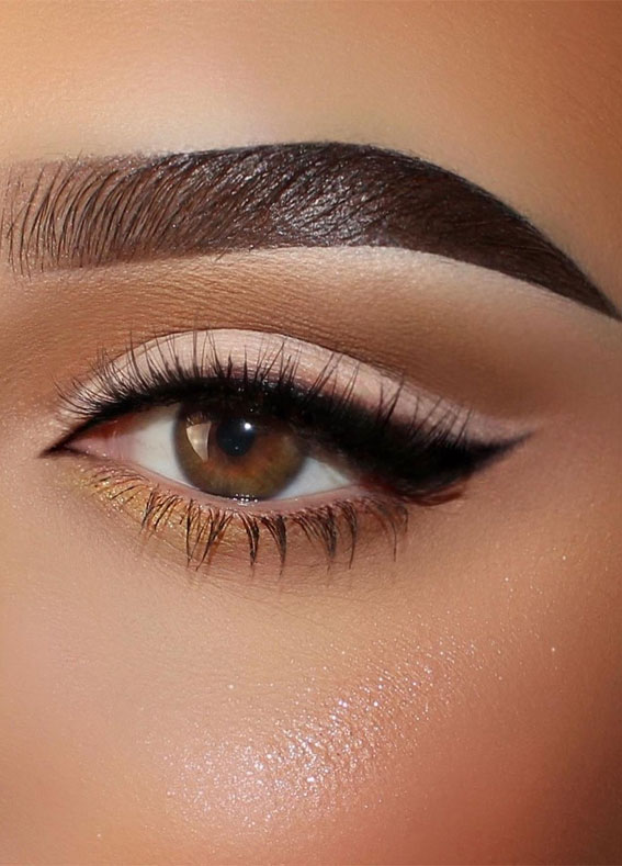 Best Eye Makeup Looks For 2021 Classic Winged Liner And Nude Eye Makeup Look