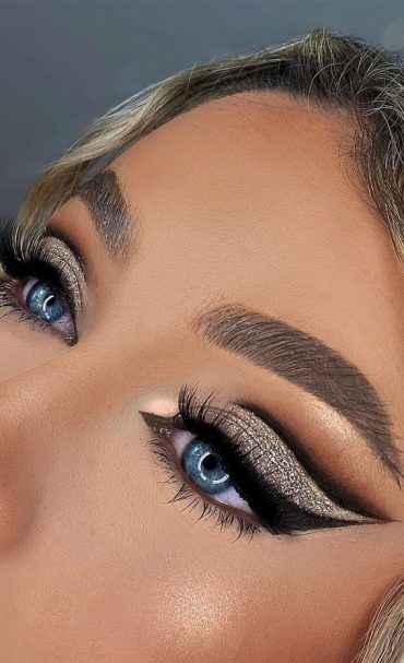 Latest Eye Makeup Trends You Should Try In 2021 : Glam glitter & Black