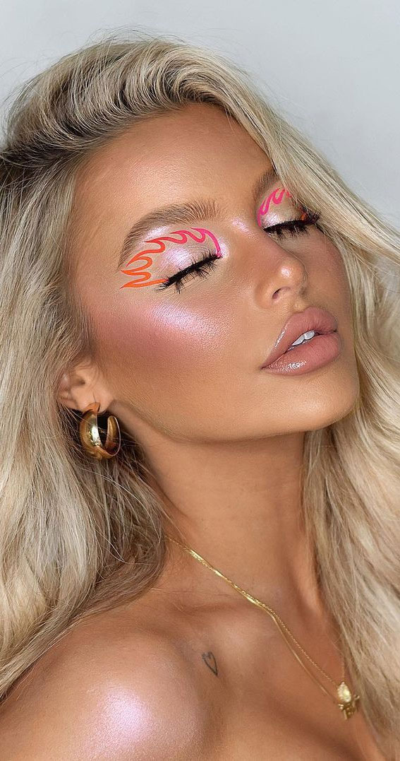 Latest Eye Makeup Trends You Should Try In 2021 : Ombre Flame Graphic Look