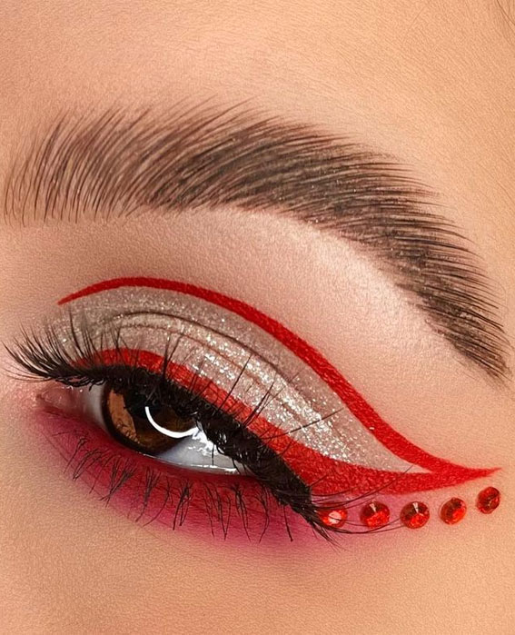 Latest Eye Makeup Trends You Should Try In 2021 : Gold & Red Graphic Line