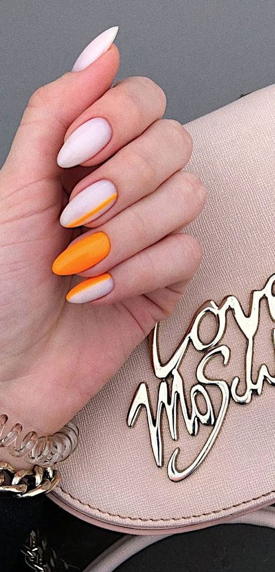 Màu trắng tinh khôi phối hợp với gam màu cam rực rỡ sẽ mang đến cho bạn một bộ móng tay đầy sáng tạo và phong cách. Hãy để những thiết kế móng tay này giúp bạn tự tin tỏa sáng.