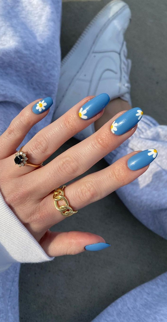 Summer nail art ideas to rock in 2021 : Blue Moon and Daisy Nails