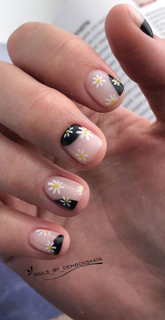 Summer nail art ideas to rock in 2021 : Hand painted daisy on neutral and black nails