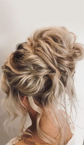 32 Classy, Pretty & Modern Messy Hair Looks : Sexy Romantic Bun