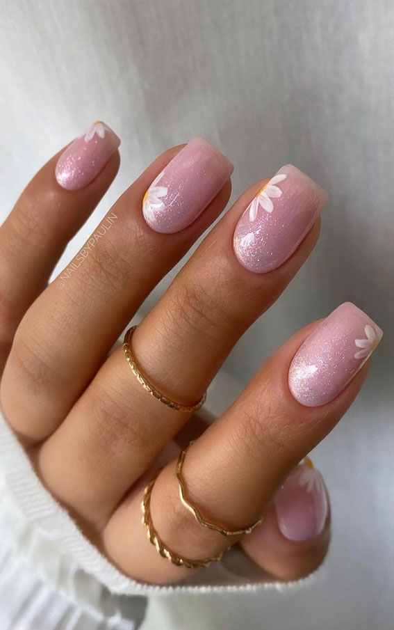 Ombre nails - xu hướng thịnh hành cho phép bạn kết hợp nhiều tông màu khác nhau để tạo ra một phong cách độc đáo và tinh tế. Nó phù hợp với những chị em yêu thích sự sống động và cá tính. Đừng bỏ lỡ hình ảnh những bông hoa ombre tuyệt đẹp trên đôi tay nhé.
(Ombre nails - a popular trend that allows you to combine multiple different colors to create a unique and sophisticated style. It is suitable for those who love dynamism and personality. Don\'t miss the image of beautiful ombre flowers on your nails.)