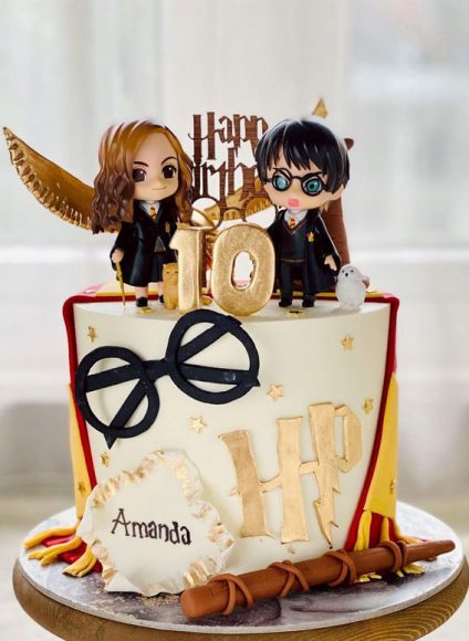 30+ Cute Harry Potter Cake Designs : Harry & Hermione