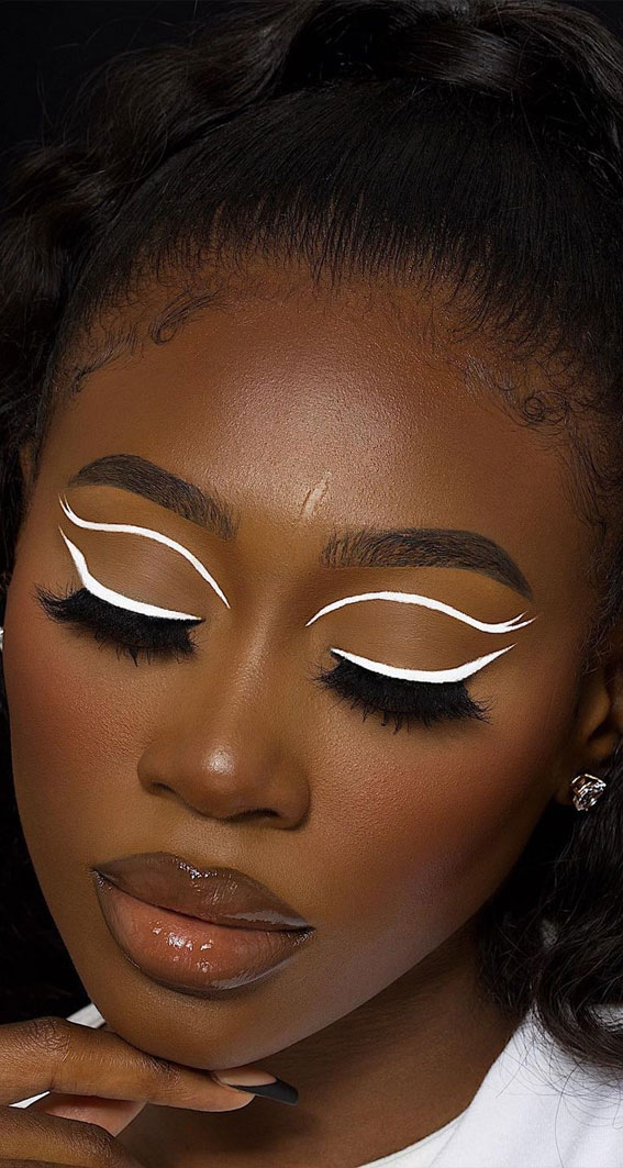 35 Cool Makeup Looks That’ll Blow Your Mind : White Graphic Liner Makeup Look