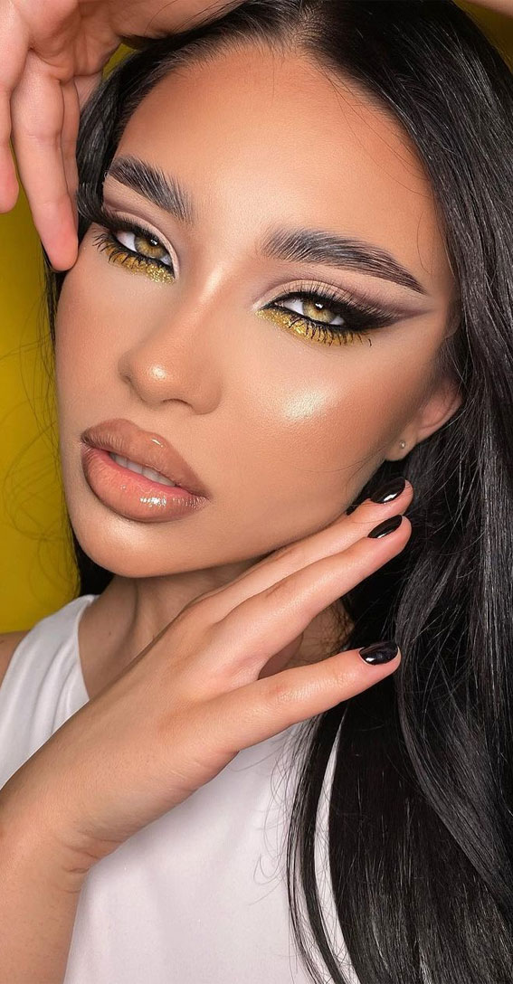 35 Cool Makeup Looks That’ll Blow Your Mind : Nude and Gold Makeup Look