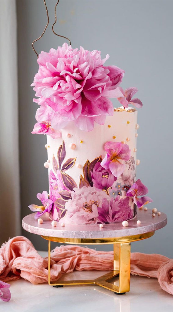 34 Creative Wedding Cakes That Are So Pretty : Hydrangeas and edible prints