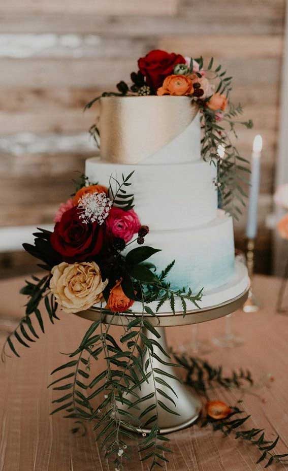 22 Beautiful wedding cakes to inspire you : Blue ombre and metallic gold wedding cake