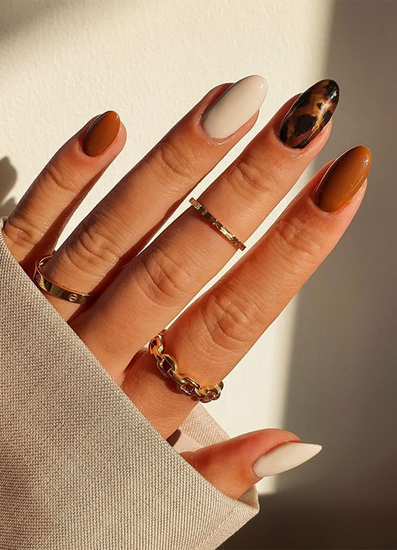 The 42 Nail Trends to Wear for Winter 2021 : Mismatched Brown and Tortoiseshell Nails