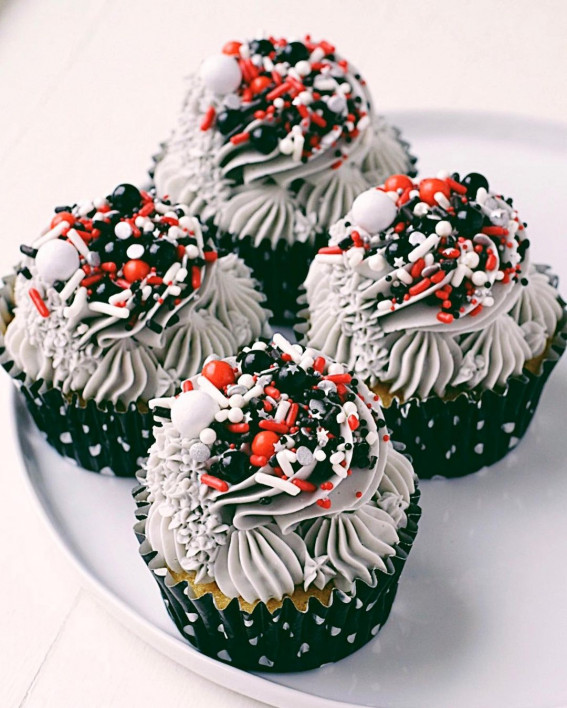 25 Christmas Cupcakes To Help You Throw a Festive Celebration : Grey Buttercream Cupcakes