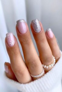 40 Festive Christmas and Holiday Nails 2021 : Sparkly Festive Nails