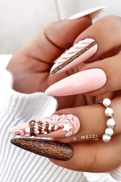 30 Christmas Nail Designs for 2021 : Shimmery Christmas Tree Nails