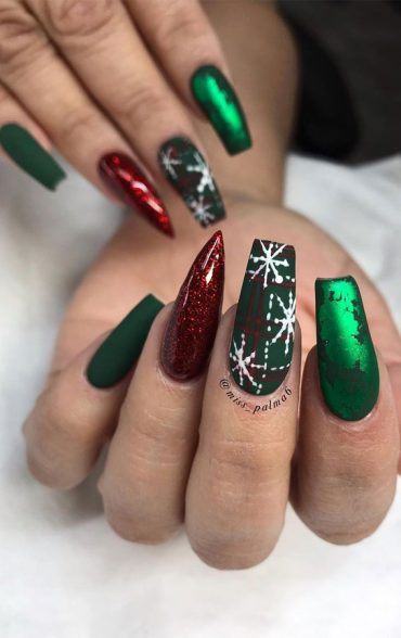 30 Christmas Nail Designs For 2021 Forest Green Velvet And Deep Red Nails 3649