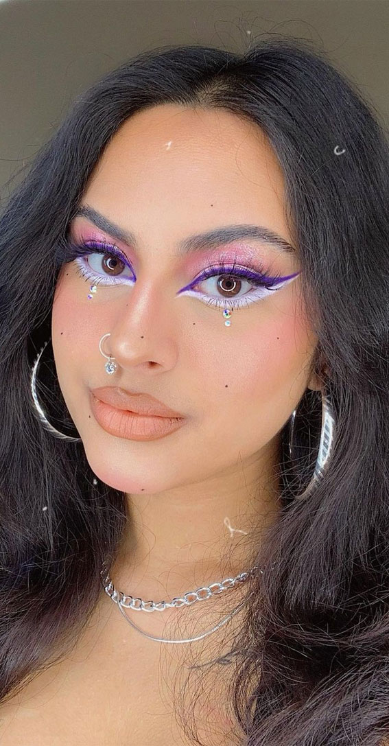 30 Spring Makeup Trends 2022 : White and Purple Lines