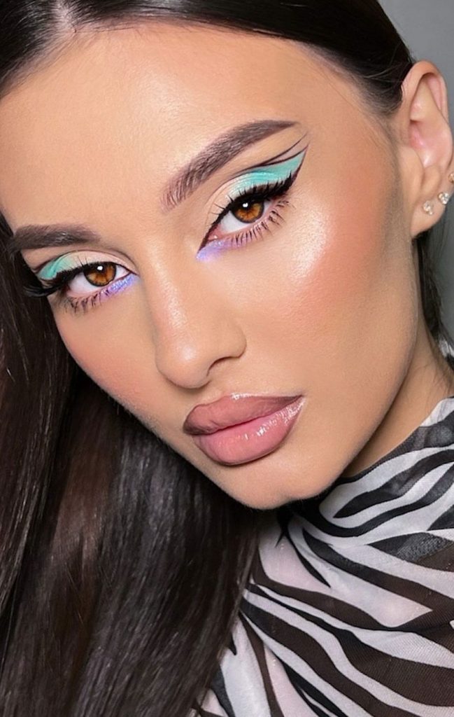 30 Spring Makeup Trends 2022 : Mint & Graphic Line Makeup Look