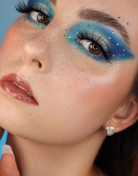 30 Spring Makeup Trends 2022 : Blue & Crystal Embellishments