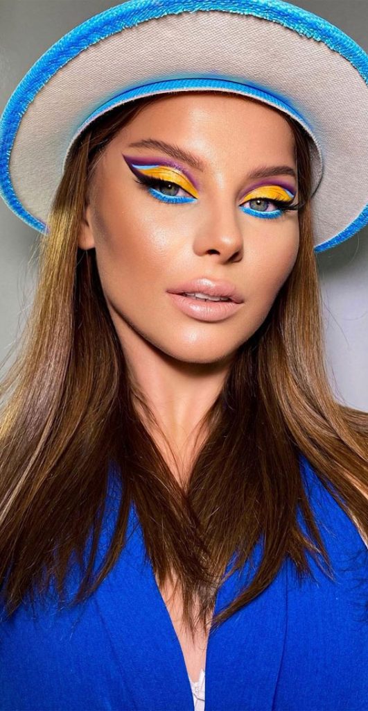 30 Spring Makeup Trends 2022 : Blue And Yellow Merrigold Eyeshadow