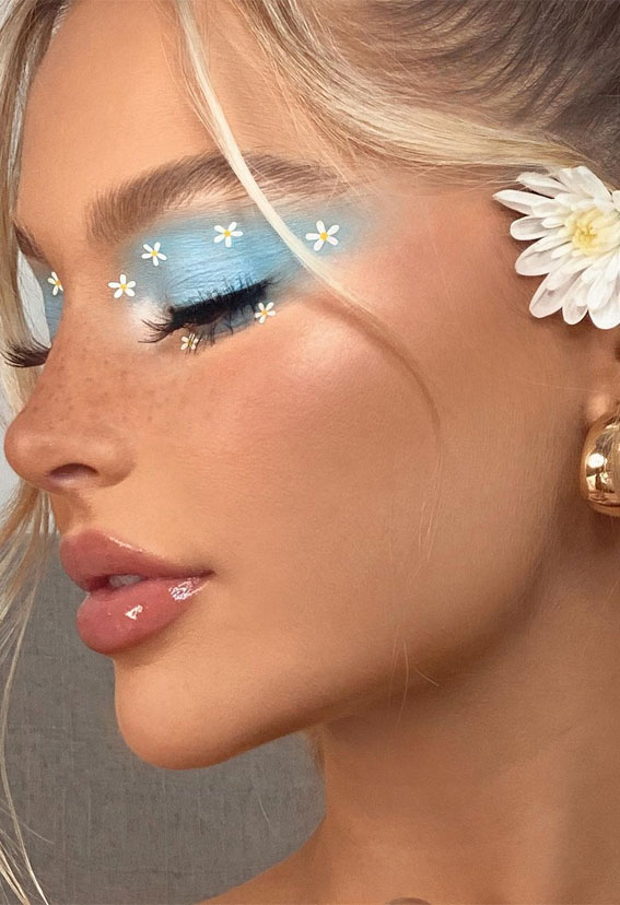 30+ Best Bright Eyeshadow Looks : Blue Sky & Daisy Makeup Look