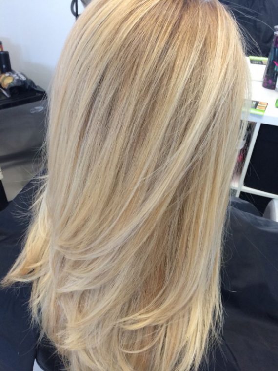 40 Trendiest Hair Colors For 2022 Layered Cut Paparazzi Blonde Highlighted 